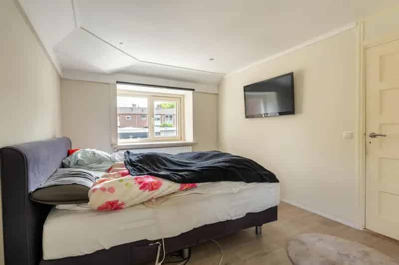 3 Slaapkamers Eindwoning Nabij Park en Station