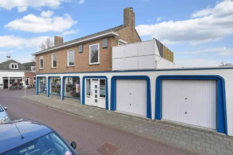 Winkelpand met bovenwoning te koop Oost-Souburg