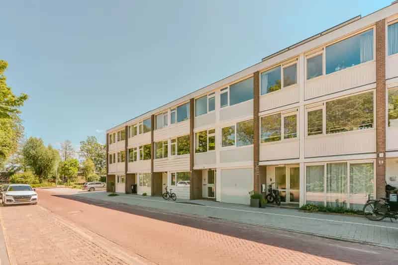 Huis te koop Amsterdam: Ruime Drive-in woning met garage en zonnepanelen