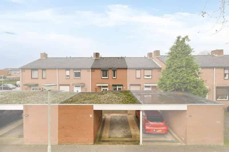 Uitgebouwde woning met carport te Belfeld