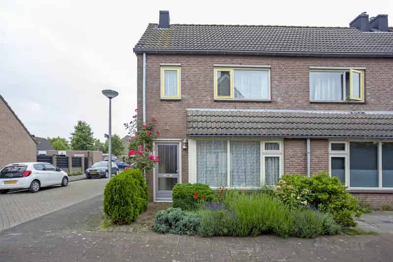 Rustige gezinswoning nabij A59 met tuin