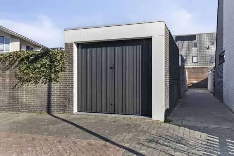 Energiezuinige Eindwoning Weidevenne: Zonnige Tuin Garage