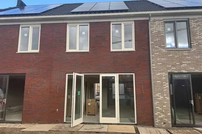 Nieuwbouwwoning Spijkenisse  Zonnepanelen Warmtepomp Tuin