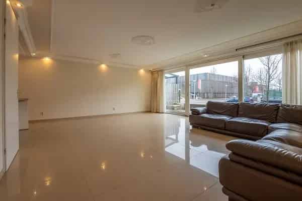 Ruime 3 Slaapkamer Woning Osdorp Prive Parkeerplaats