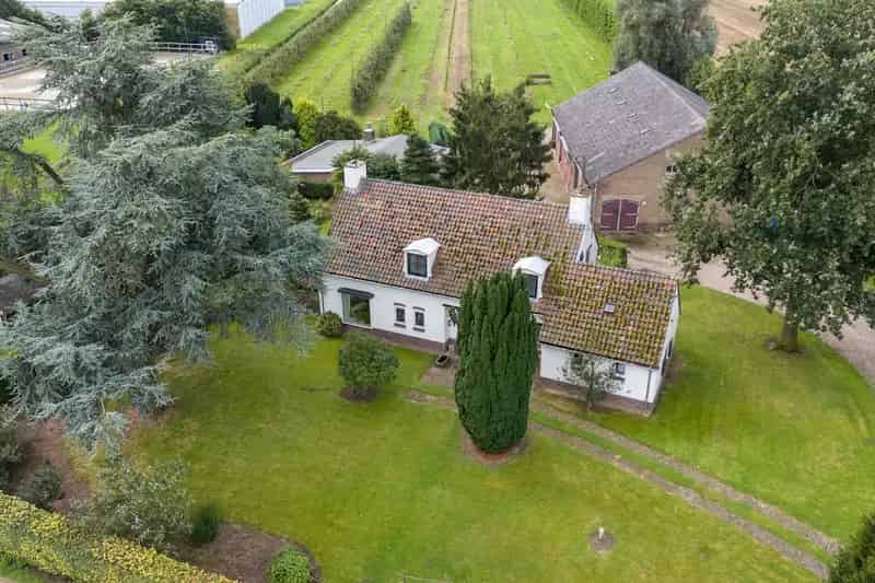 Vrijstaande Bedrijfswoning met Loods 13 hectare Oosterhout