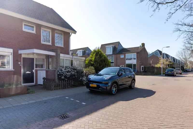 Huis te koop Voorschoten 5 kamer gezinswoning grote tuin carport