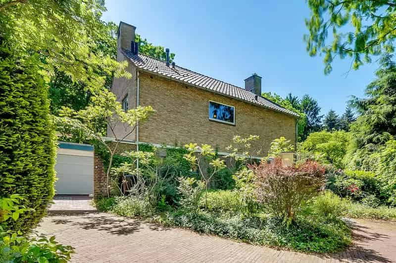 Huis te koop Zandbergenlaan Amersfoort: Ruime woning met tuin en zwembad