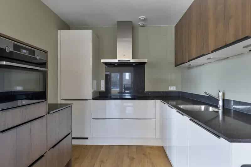Hoekappartement Princenhage: Moderne Keuken Balkon Parkeerplaats