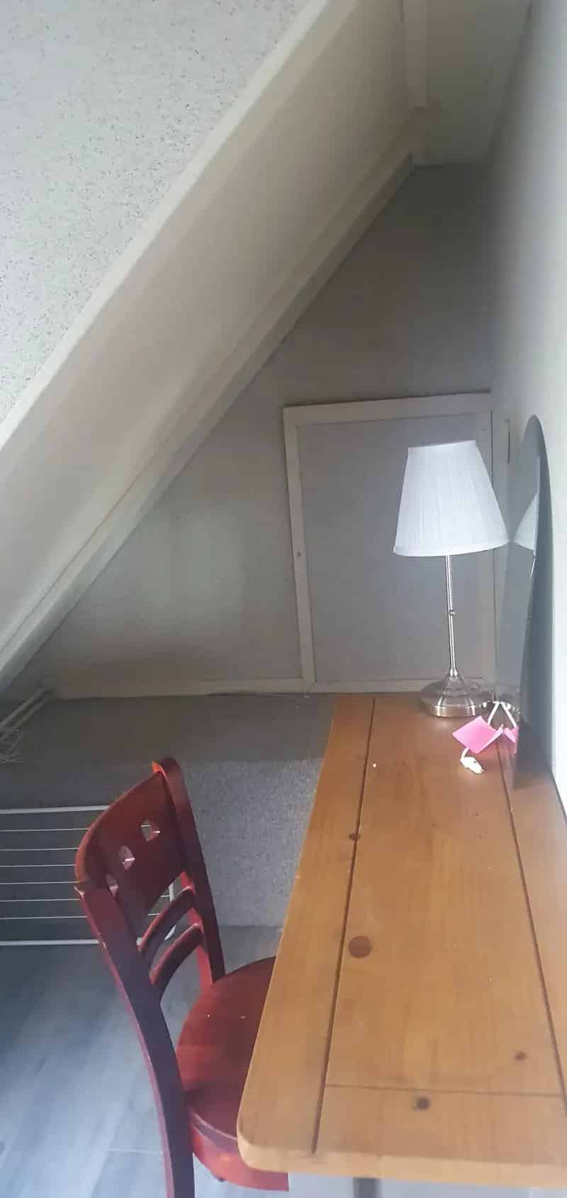 Kleine kamer in groot huis