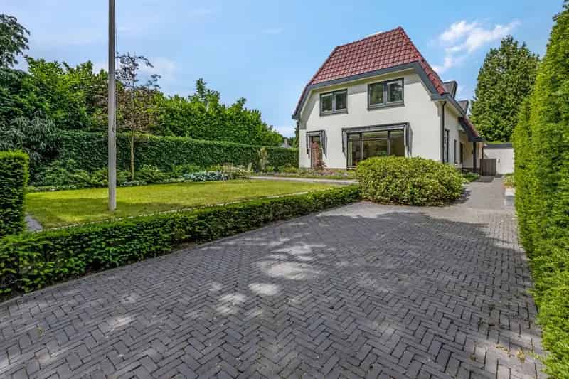 Huis te koop Lunteren Bosrand 5: Luxe villa met bijgebouw