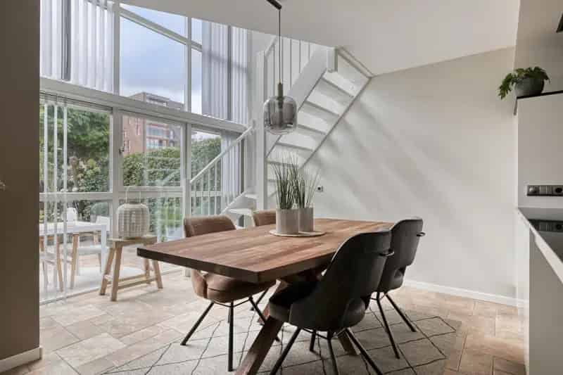 Lichte Ruime Woning Nabij Winkelcentrum
