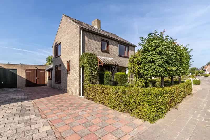 Vrijstaande woning Rijsbergen 2 garages grote tuin