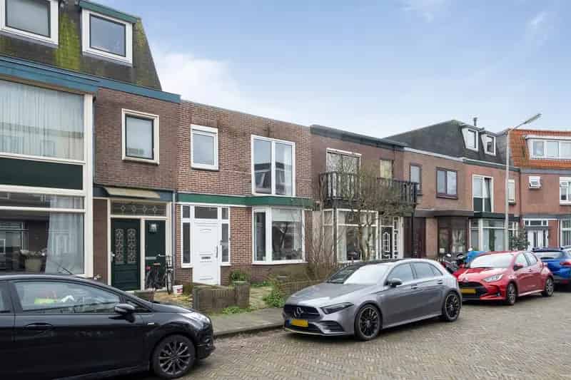 Huis te koop IJmuiden: Opknapwoning met mogelijkheden