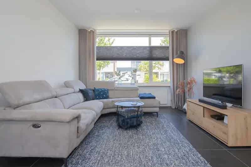 Instapklare Tussenwoning met Garage en 4 Slaapkamers