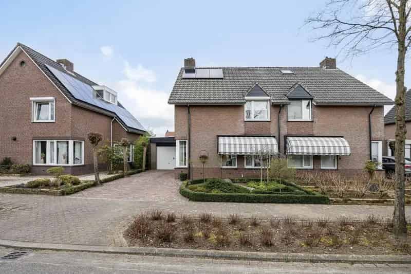 Goed Onderhouden 4 Slaapkamers 2-onder-1-kapwoning Hout-Blerick