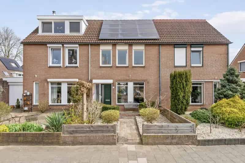 Gezinswoning Duiven 4 slaapkamers moderne badkamer 12 zonnepanelen