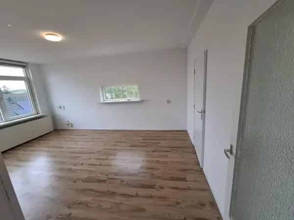 Appartement 3 slaapkamers 2 balkons te huur per 1 mei