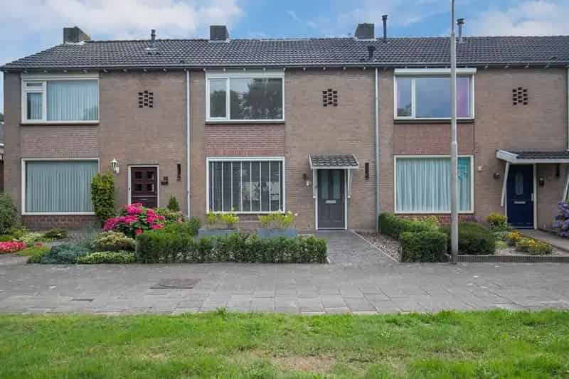 Gerenoveerde Middenwoning met Garage en Tuin