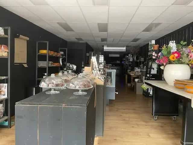 Winkel te huur Kaatsheuvel: 240m2 winkelruimte met opslag en garage