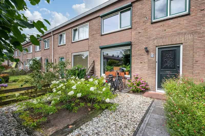 Huis te koop Bachlaan Apeldoorn: Ruime gezinswoning met zwemvijver
