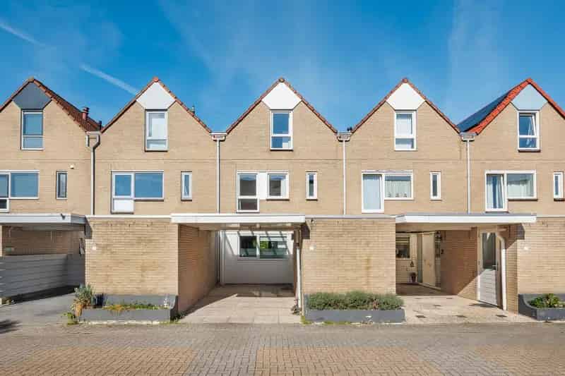 Gasloze 5 Slaapkamers Tussenwoning Het Karveel Lelystad