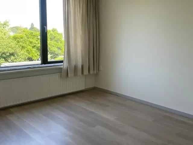 Hoekwoning met garage nabij station Bollenvelden