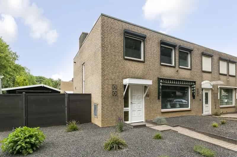 Hoekwoning Geleen Zuid Instapklaar 4 slaapkamers Garage Tuin
