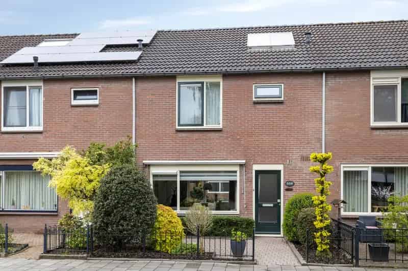 Huis te koop Apeldoorn: Ruime 4 Slaapkamers, Moderne Keuken, Tuin