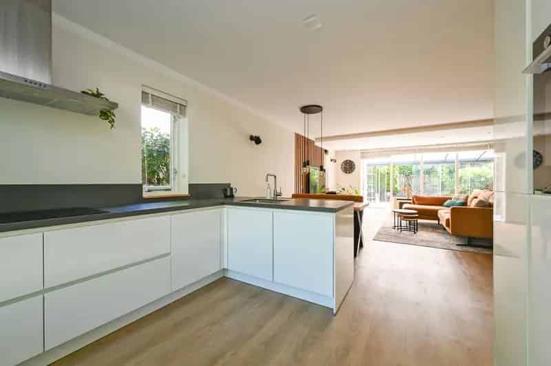 Huis te koop Rijswijk: 5-kamer hoekwoning met tuin en moderne voorzieningen