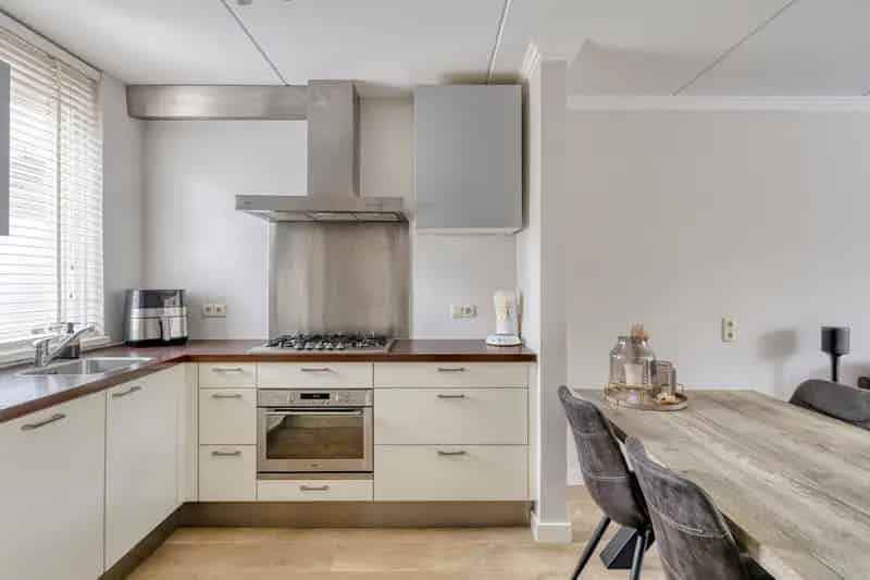 Huis te koop Doesburg: Moderne tussenwoning met 8 zonnepanelen en diepe tuin