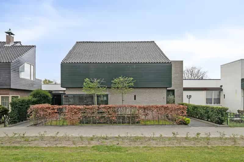 Huis te koop Rozenburg: 6 slaapkamers, bedrijfsruimte, 16 zonnepanelen