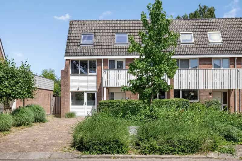 Huis te koop Valburg: Ruime split-level woning met 4 slaapkamers en buitenverblijf