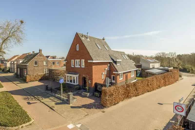 Jaren 30 woning Steyl volledig gerenoveerd met zwembad en garage