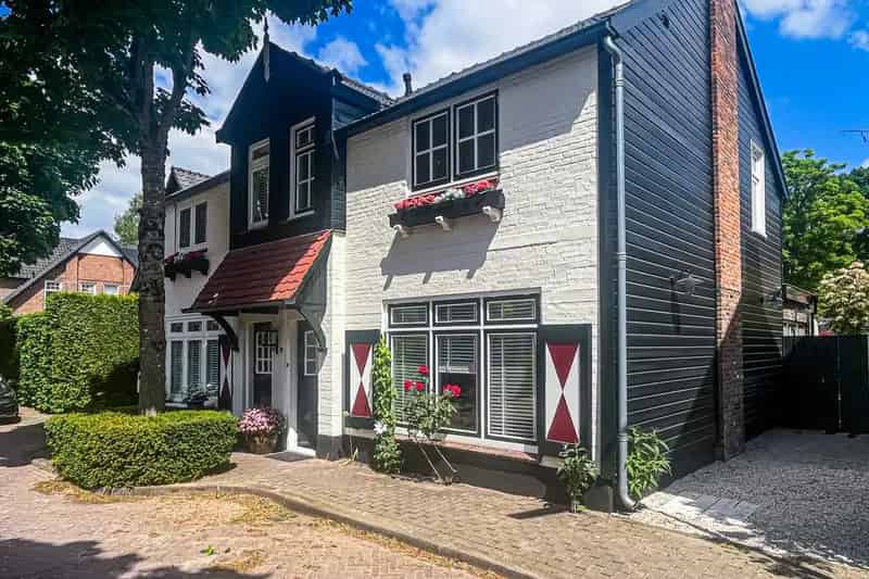 Huis te koop Laren NH - Tweekapper met moderne keuken en zonnige tuin