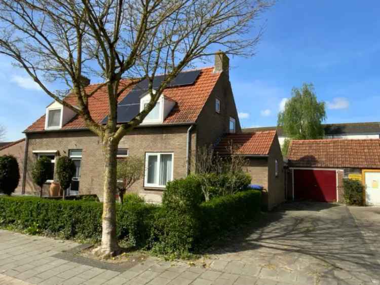 Hoekwoning met berging garage en parkeerplaats
