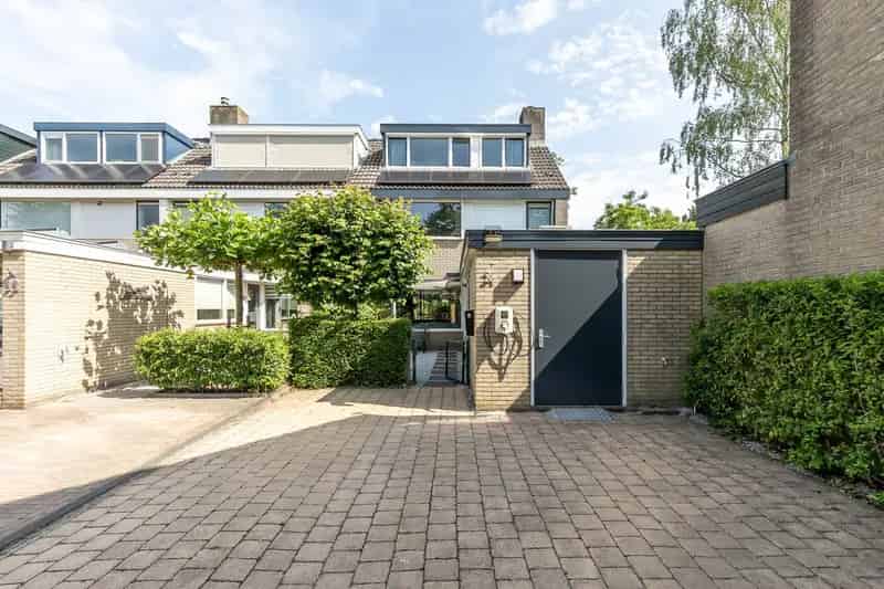 Luxe halfvrijstaand huis te koop in Leusden 5 slaapkamers grote tuin