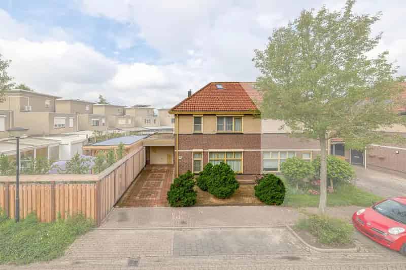 Ruime Hoekwoning met Garage en 15 Zonnepanelen