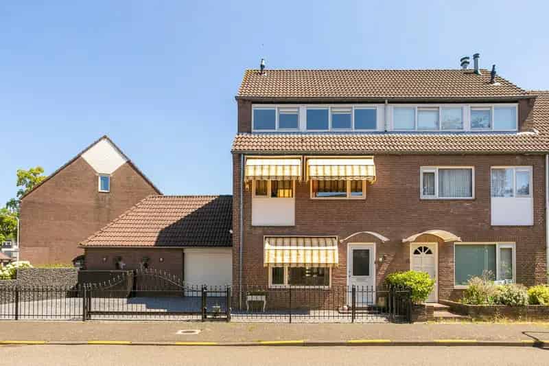 Huis te koop Ede Laathof 9  Ruime hoekwoning met garage en tuin