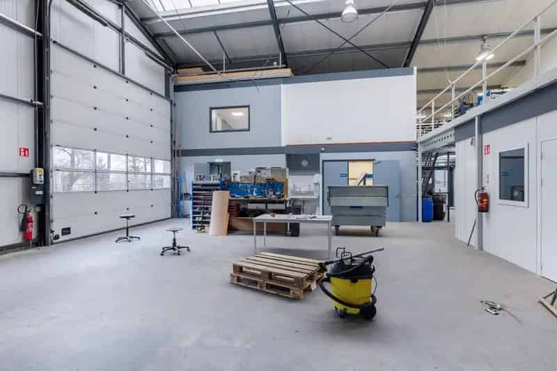 Bedrijfshal te Huur Hoogeveen 470m2 Kantoor Kantine Entresol