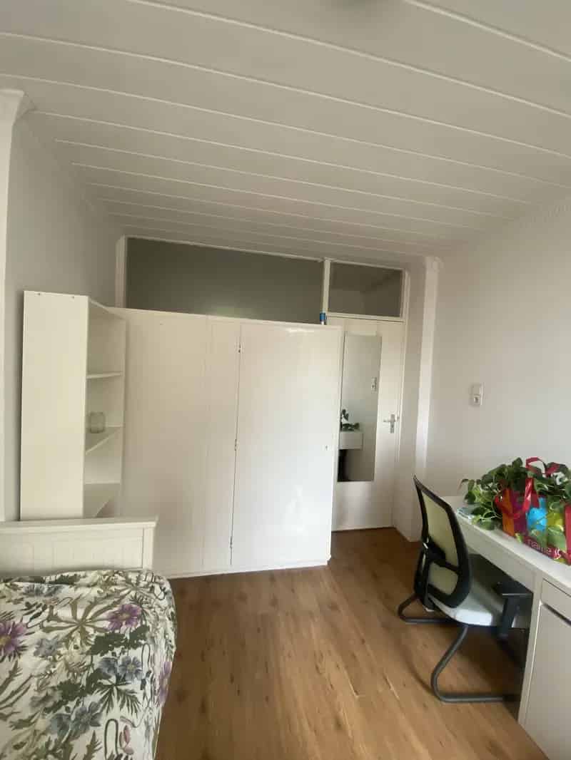Ruime kamer met balkon - Zomerhuur met mogelijke verlenging