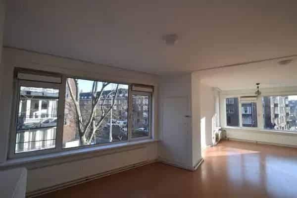 Ruime woning Bergpolder: 2 slaapkamers, balkon en doorzon woonkamer