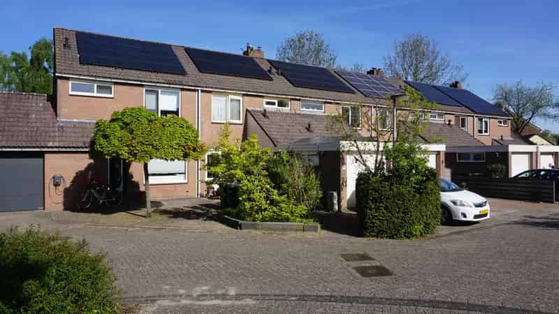 Tussenwoning met garage en parkeerplaats nabij water