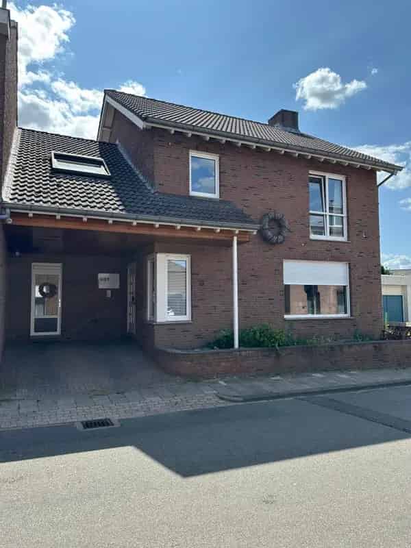 Huis te Huur Kerkrade: Half Vrijstaand met Dubbele Garage en Grote Tuin