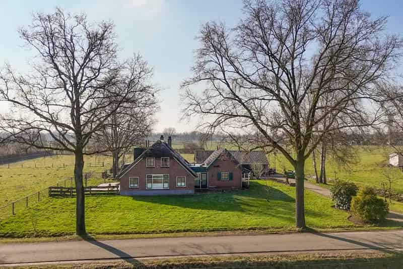 Woonboerderij te koop met atelier en gastenverblijf