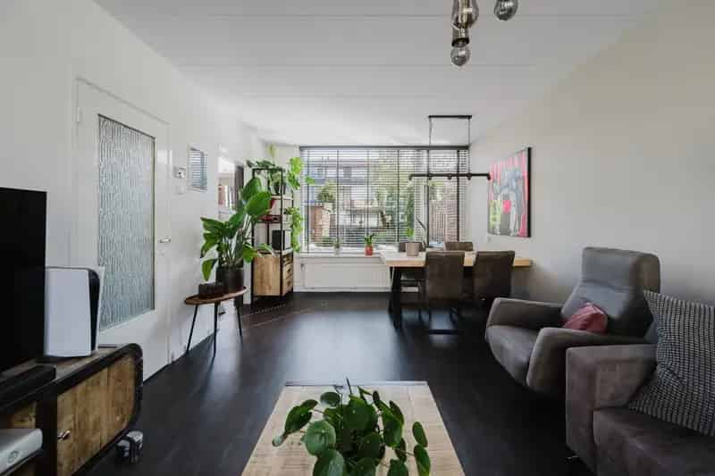 Huis te koop Spijkenisse: Geheel gemoderniseerde woning met 3 slaapkamers
