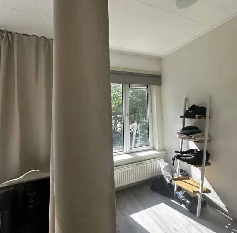 Ruime kamer op goede locatie nabij winkels en openbaar vervoer