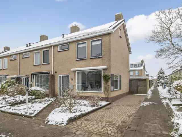 Moderne Hoekwoning in Stiens met 4 Slaapkamers en Zonnepanelen