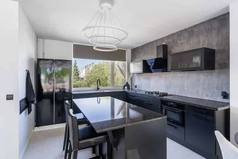 Ruime 4-Kamer Maisonnette Hoogvliet  Moderne Afwerking Luxe Badkamer