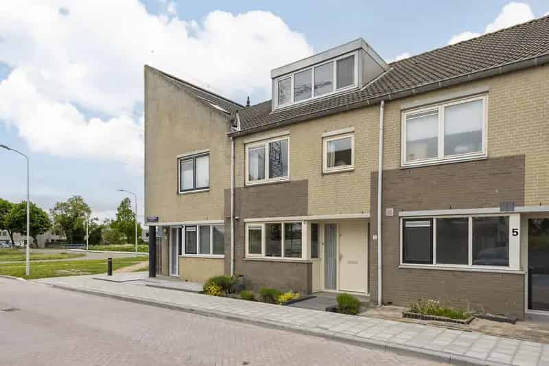 Huis te koop Zaandam 5 Slaapkamers Ruime Tuin Nabij Station