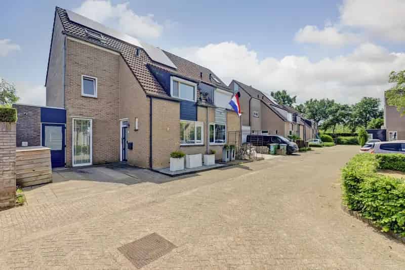 Ruime Tweekapper 4 Slaapkamers 18 Zonnepanelen Oosterhout